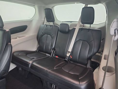 Certified 2024 Chrysler Pacifica Touring-L FWD image 35