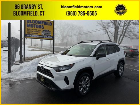 Used 2019 Toyota RAV4 LE image 1
