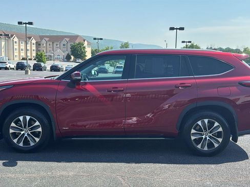 Used 2022 Toyota Highlander XLE AWD/4WD image 8