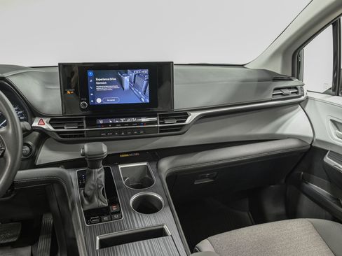 Used 2025 Toyota Sienna LE w/ LE Plus Package image 29