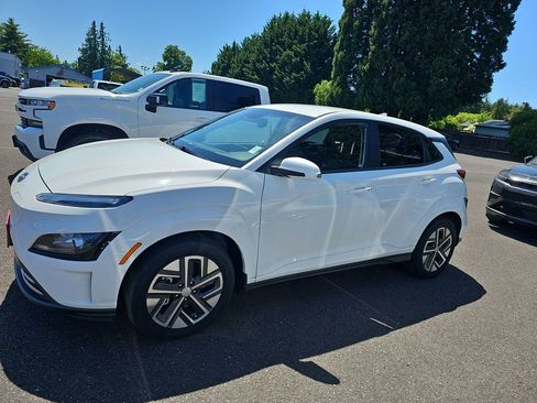Used 2023 Hyundai Kona SE FWD image 2
