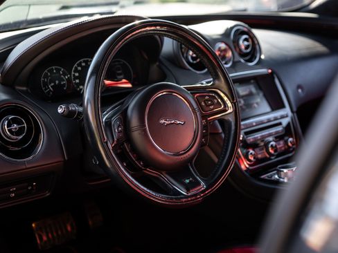 Used 2017 Jaguar XJ R RWD image 18