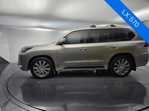 Used 2017 Lexus LX 570 4WD w/ Luxury Package image 3