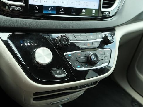 Used 2023 Chrysler Pacifica Touring-L FWD image 24