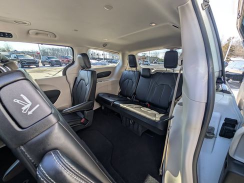 Used 2024 Chrysler Pacifica Touring-L FWD image 20