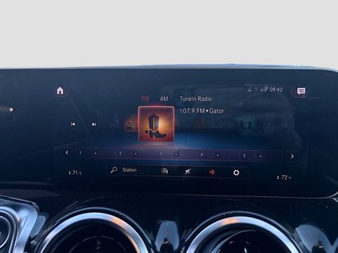 Used 2020 Mercedes-Benz GLB 250 w/ Premium Package image 33