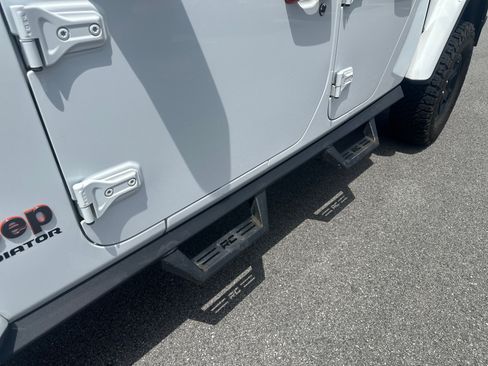 Used 2022 Jeep Gladiator Mojave w/ Cold Weather Group AWD/4WD image 17