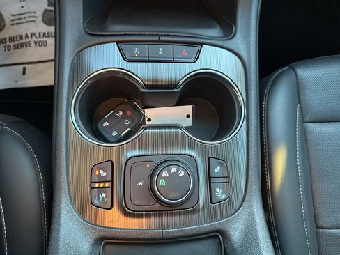 Certified 2023 GMC Acadia SLT w/ Preferred Package image 26