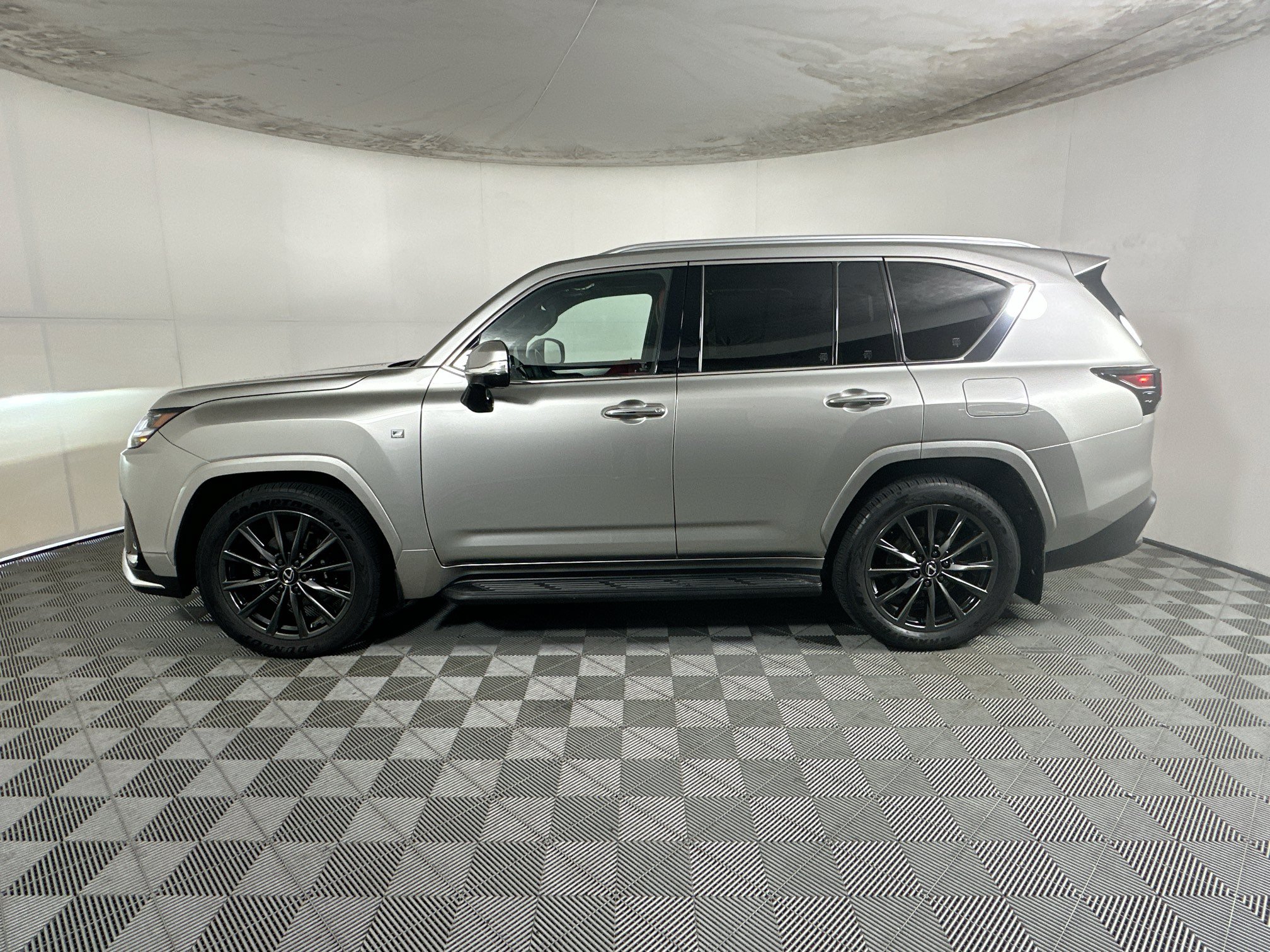 Used 2025 Lexus LX 600 F Sport w/ Accessory Package (Z1) AWD/4WD image 6