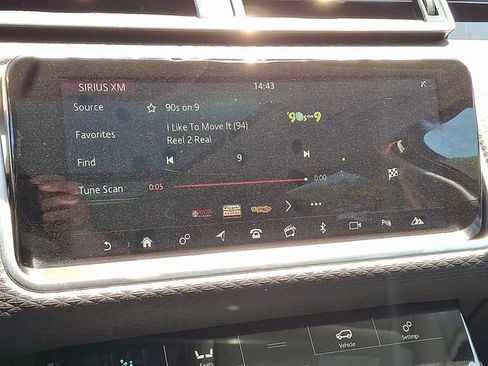 Used 2018 Land Rover Range Rover Velar S image 24