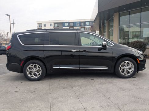 Used 2023 Chrysler Pacifica Limited w/ Uconnect Theater Family Group image 2