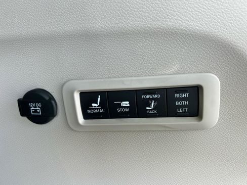 Used 2023 Chrysler Pacifica Limited w/ Uconnect Theater Family Group AWD/4WD image 14
