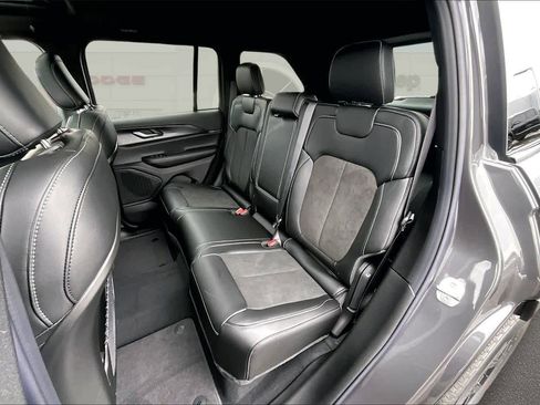 New 2025 Jeep Grand Cherokee Altitude image 13