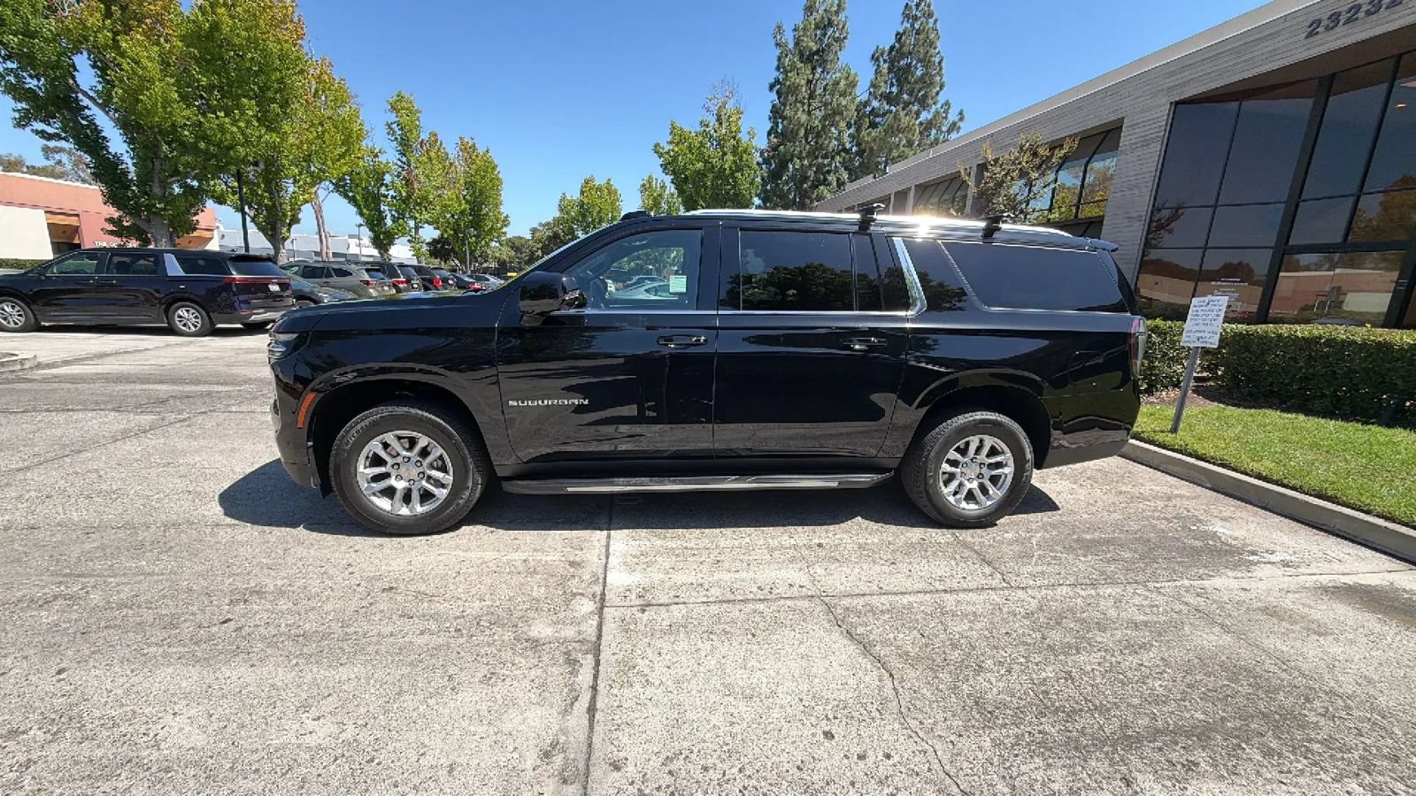 Used 2026 Chevrolet Suburban LT w/ Comfort Package RWD image 4