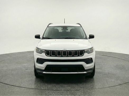 Used 2025 Jeep Compass Latitude image 2