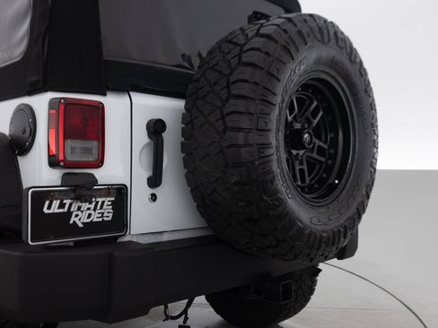 Used 2015 Jeep Wrangler Unlimited Rubicon w/ Connectivity Group AWD/4WD image 17