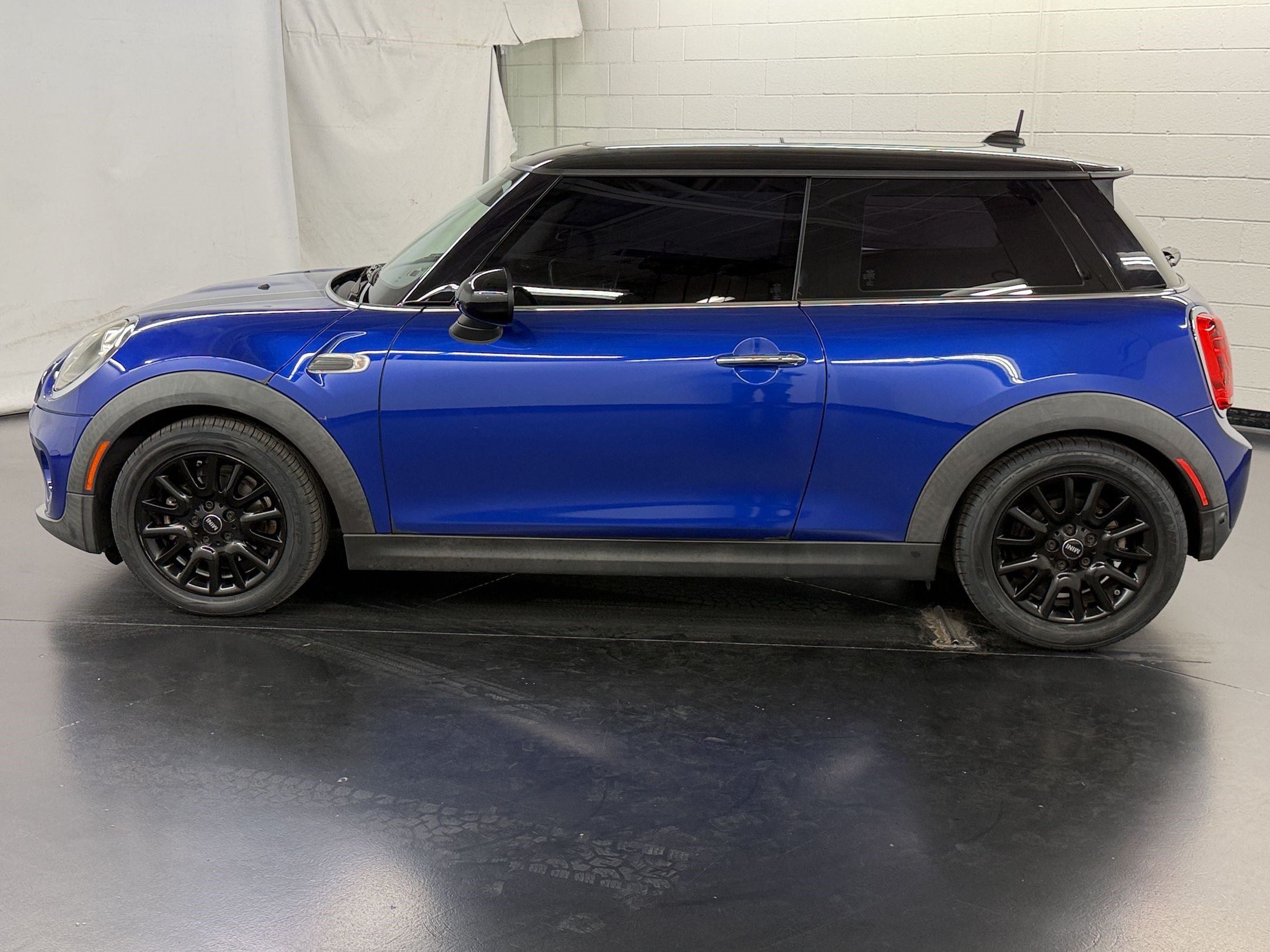 Used 2019 MINI Cooper 2-Door Hardtop FWD image 2