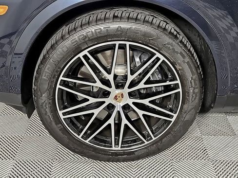 Used 2025 Porsche Cayenne Base image 8