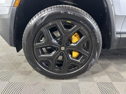 Used 2023 Rivian R1S Adventure image 9