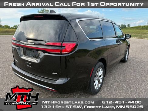 Used 2023 Chrysler Pacifica Touring-L AWD/4WD image 8