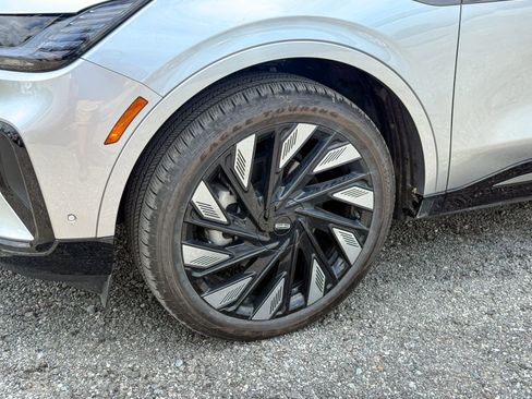 Used 2024 Lincoln Nautilus Reserve w/ Jet Appearance Package (87T) AWD/4WD image 9