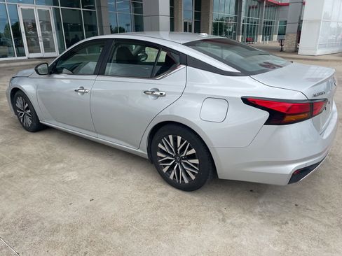 Used 2024 Nissan Altima 2.5 SV FWD image 13