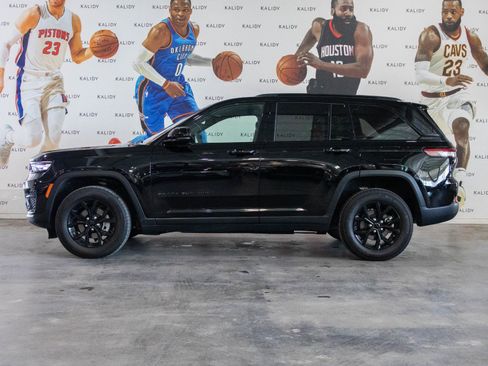 Used 2025 Jeep Grand Cherokee Altitude image 16