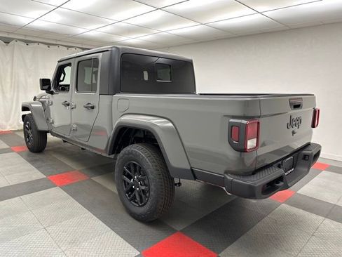 Used 2023 Jeep Gladiator Sport image 4