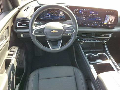 Used 2025 Chevrolet Traverse LT w/ Sun and Wheel Package FWD image 12