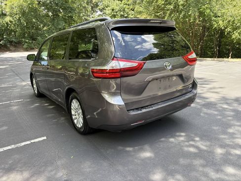 Used 2016 Toyota Sienna XLE FWD image 5