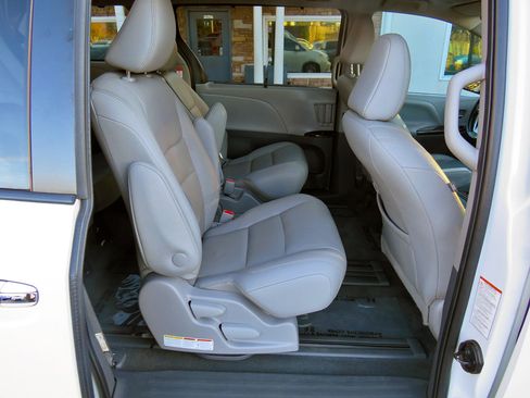 Used 2020 Toyota Sienna XLE image 18