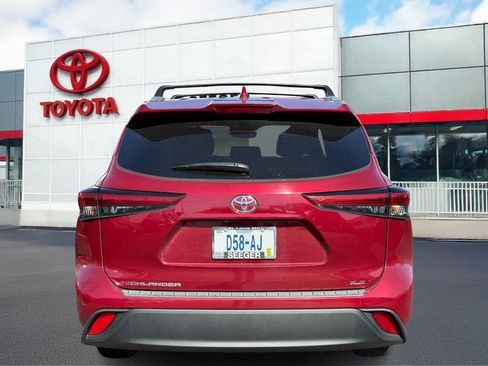 Used 2023 Toyota Highlander XLE image 5
