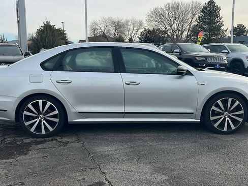 Used 2018 Volkswagen Passat GT image 4