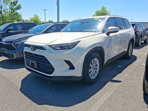 Used 2024 Toyota Grand Highlander AWD image 2