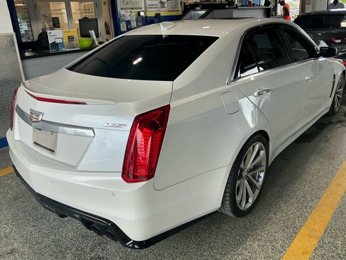 Used 2018 Cadillac CTS V w/ Luxury Package RWD image 9