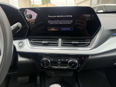 Used 2025 Chevrolet Trax LT FWD image 17