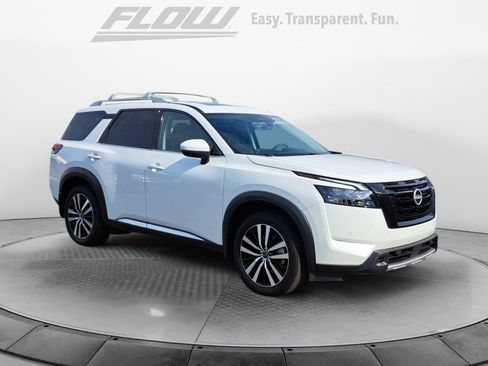 Used 2025 Nissan Pathfinder Platinum w/ Black Appearance Package FWD image 1