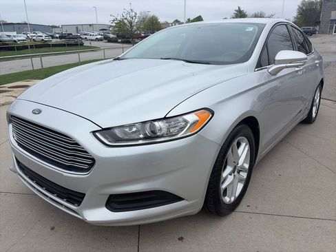Used 2016 Ford Fusion SE image 4