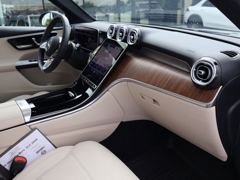 Used 2026 Mercedes-Benz GLC 300 image 28