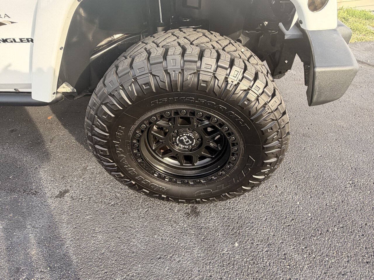 Used 2016 Jeep Wrangler Sahara w/ Dual Top Group AWD/4WD image 26
