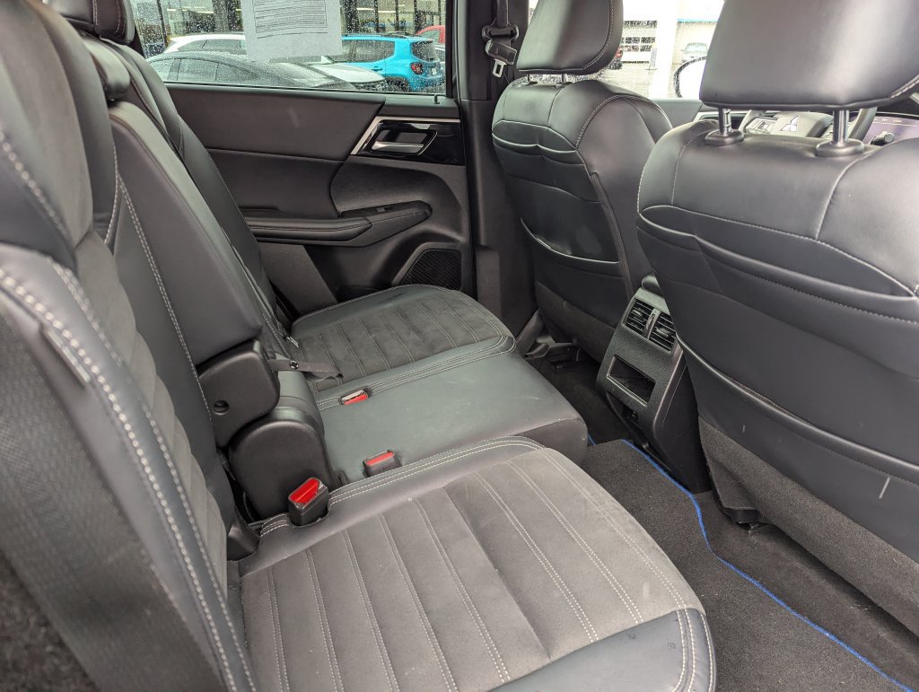 Used 2023 Mitsubishi Outlander 4WD Plug-In Hybrid image 35