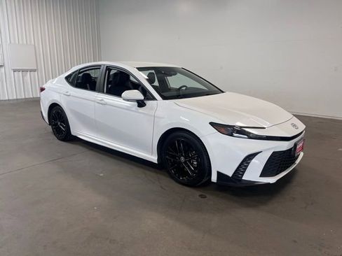 Used 2025 Toyota Camry SE FWD image 1