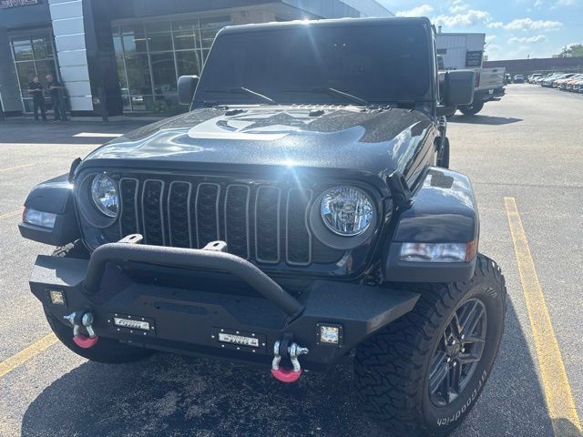 Used 2025 Jeep Gladiator Sport AWD/4WD image 3