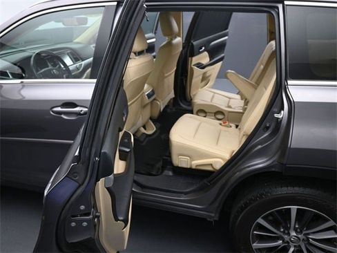 Used 2019 Toyota Highlander XLE image 20