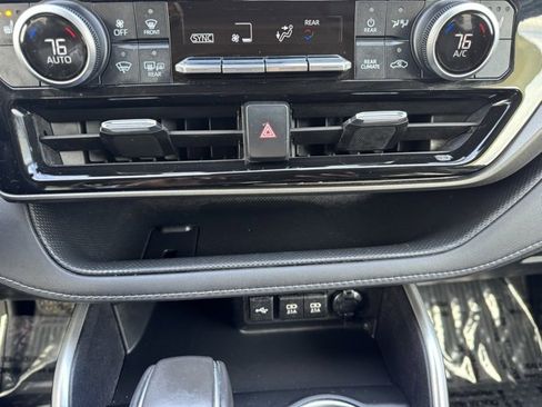 Used 2021 Toyota Highlander XLE image 16