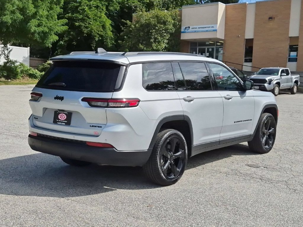 Used 2025 Jeep Grand Cherokee L Limited w/ Black Appearance Package AWD/4WD image 3