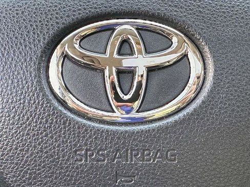 Used 2022 Toyota Highlander XLE AWD/4WD image 25