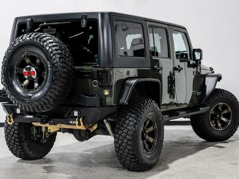 Used 2015 Jeep Wrangler Unlimited Rubicon w/ Connectivity Group AWD/4WD image 6