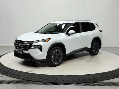 Used 2025 Nissan Rogue SV w/ SV Premium Package FWD image 4