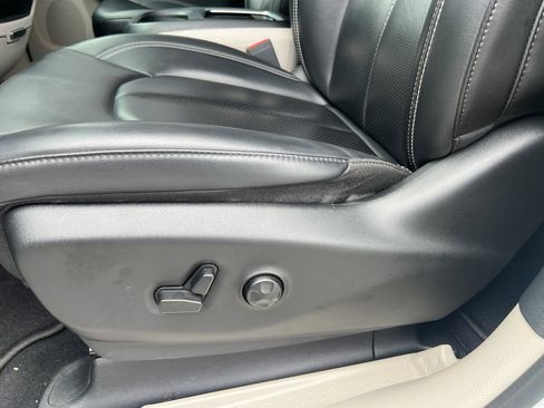 Used 2023 Chrysler Pacifica Touring-L image 19